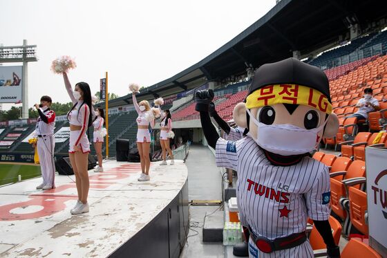 Without Fans or High-Fives, Baseball Plays On in Korea