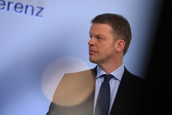 Deutsche Bank CEO Sewing on Commerzbank Talks in Three Quotes