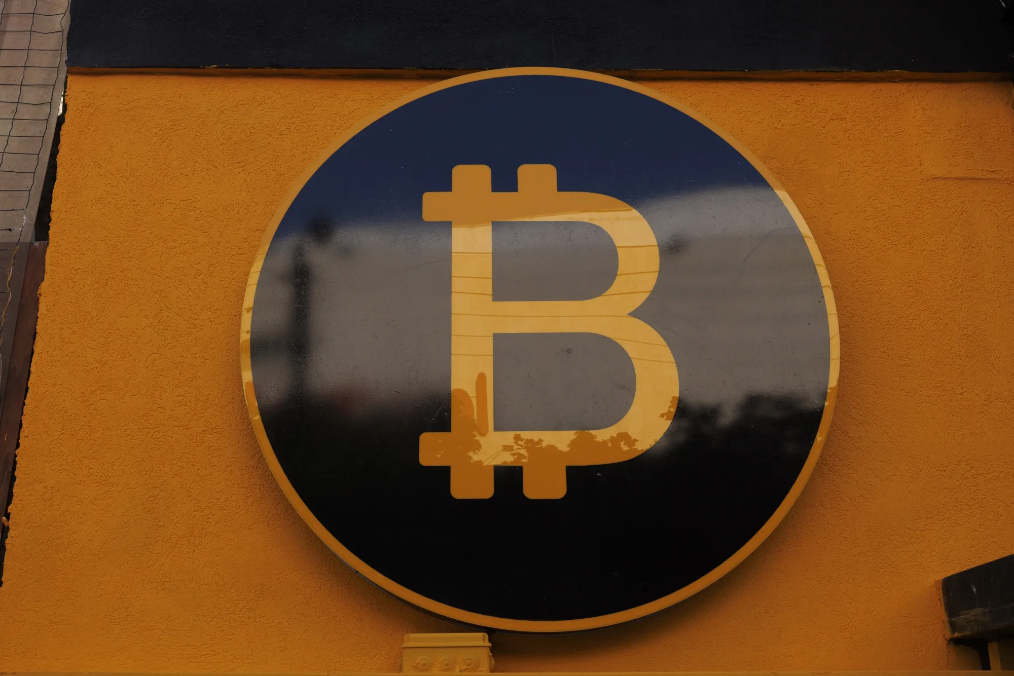 イスラエル・テルアビブのビットコイン取引所店舗の外に掲げられたロゴ