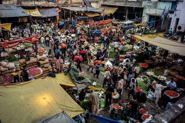 A vegetable and fruit market in Delhi.
