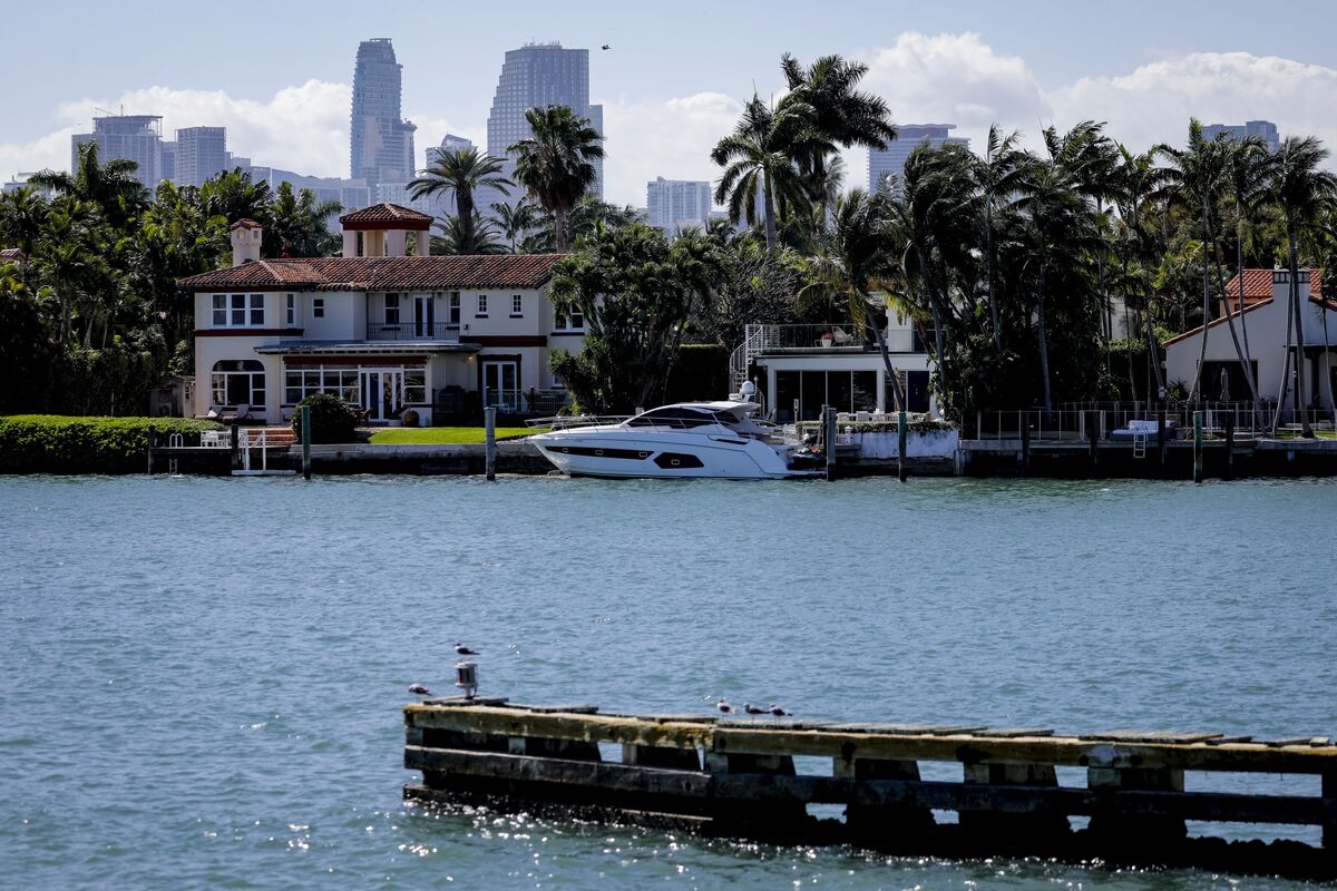 bloomberg.com - Conor Sen - Florida's Future: More Wealth, Higher Costs and Less Growth
