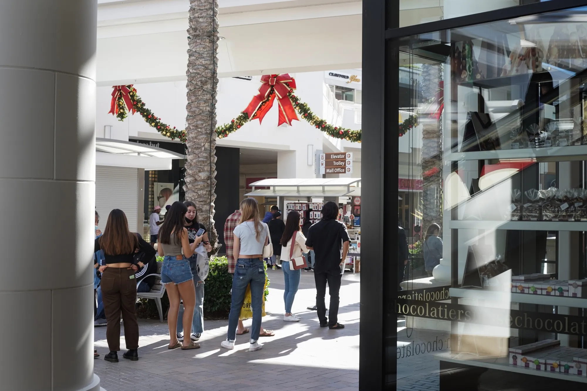Shoppers at the Fashion Valley shopping mall in San Diego, California,&nbsp;on&nbsp;Oct. 22.&nbsp;