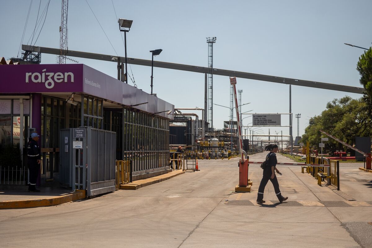 Raízen Silence on Debt Plans, Rout Led to S&P Rare 7-Notch Cut