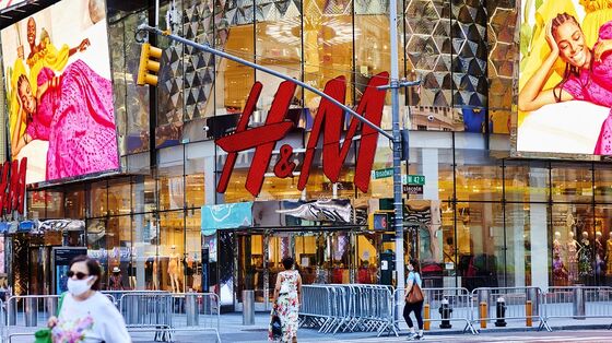 H&M Prepares Debut Bond Issue as Pandemic Hammers Retailers