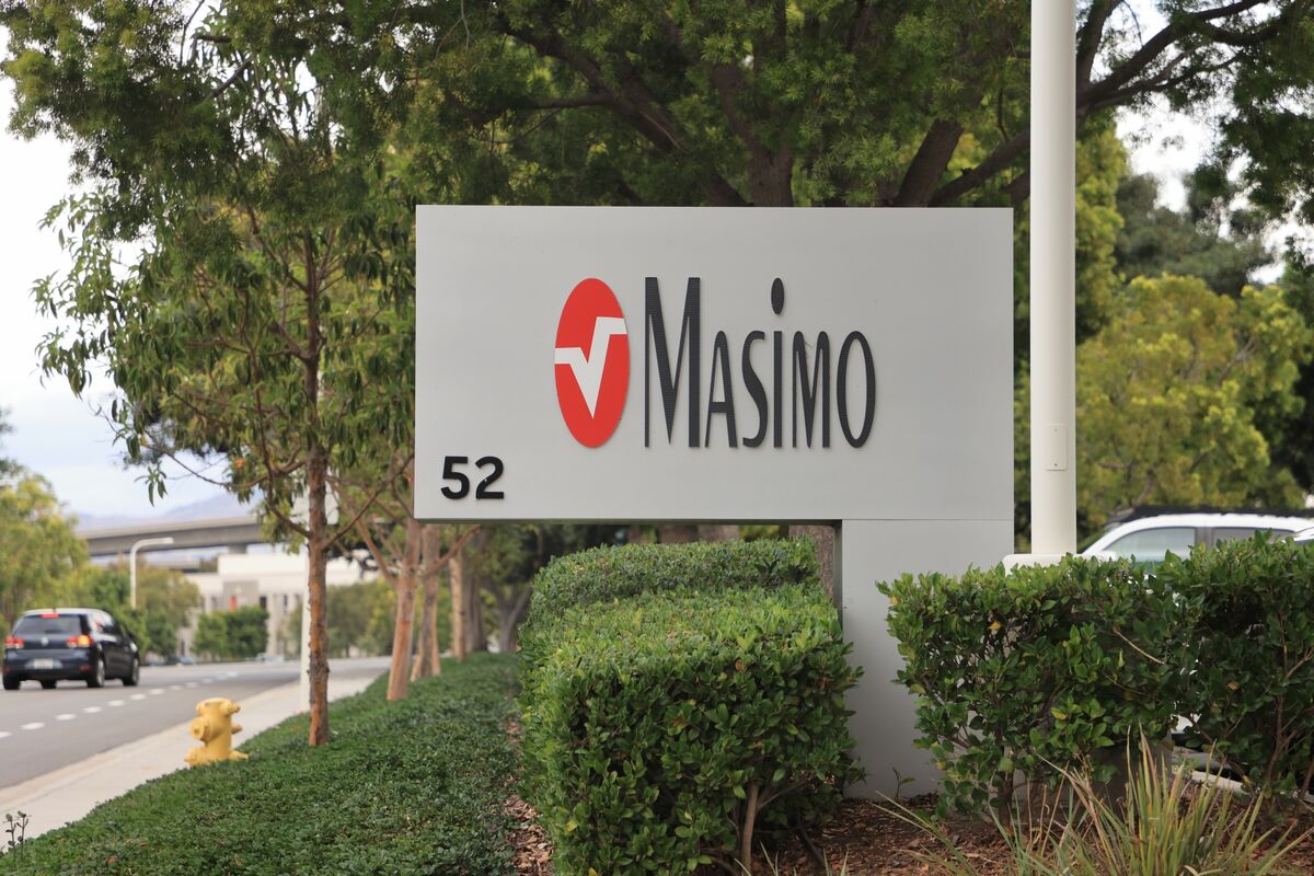 Masimo (MASI) CEO says users are better off without Apple’s (AAPL) pulse oximeter.