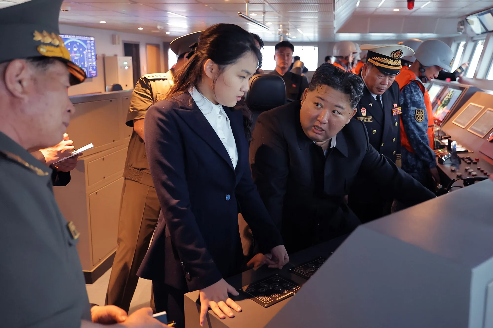 北朝鮮の金総書記、海軍を核抑止力の一部に－娘と駆逐艦を視察 - Bloomberg