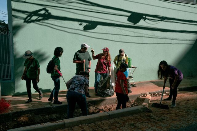 Lara Freitas (second from right) and volunteers install a rain garden in the Vila Mariana district.
