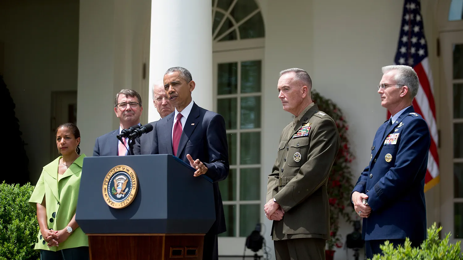 U.S. President Barack Obama, center, speaks during a nomination announcement with Marine General Joseph Dunford, commandant of the Marine Corps and Obama's nominee to be chairman of the Joint Chiefs of Staff, second from right, Air Force General Paul Selva, head of the military's transportation command and Obama's nominee to be vice chairman of the Joint Chiefs of Staff, right, Susan Rice, U.S. national security advisor, from left, Ashton Carter, U.S. secretary of defense, and U.S. Vice President Joseph "Joe" Biden in the Rose Garden of the White House in Washington, D.C., U.S., on Tuesday, May 5, 2015.
