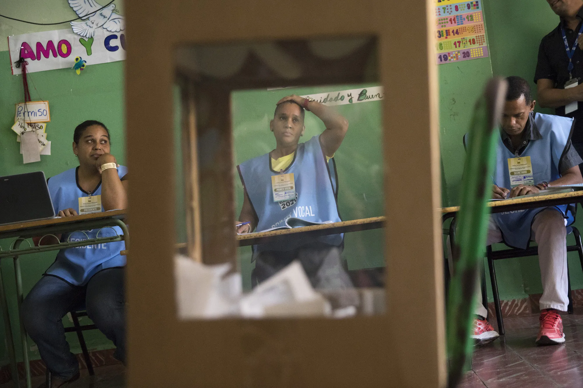 Election workers wait for voters&nbsp;in Santo Domingo on&nbsp;Oct. 6.