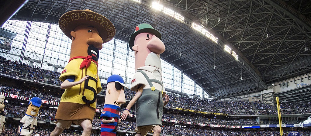 Racing Sausages at Miller Park, Milwaukee Brewers Editorial Stock