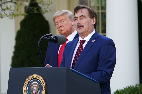 Trump Summons ‘My Pillow’ Pitchman Lindell to Talk Campaign Ads