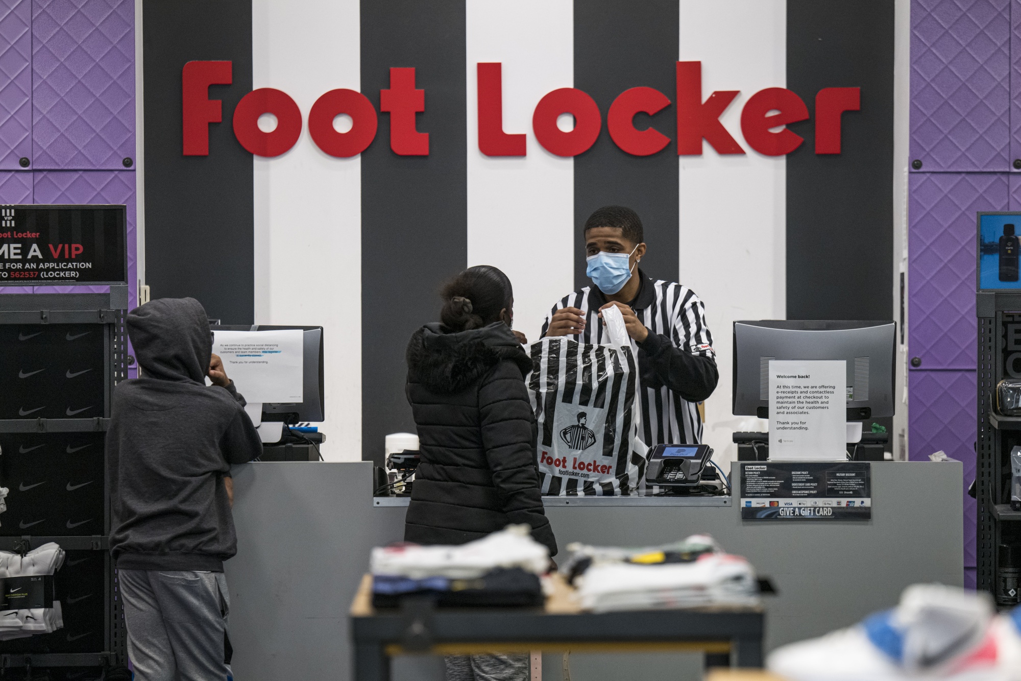 Footlocker employee caught on camera backdooring Royal 1's : r/Sneakers