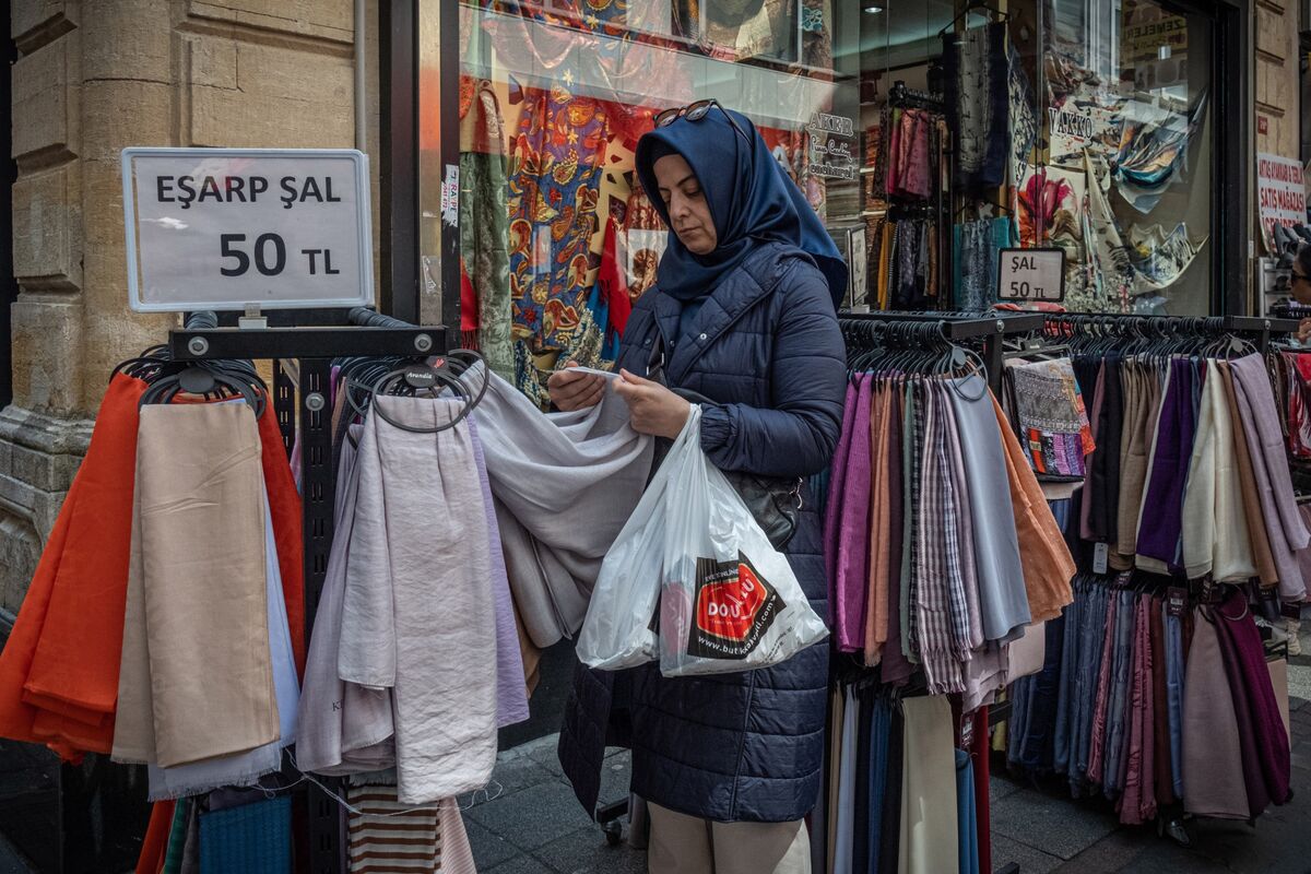 Turkey Braced for Inflation Jump in Test for Peak Interest Rates