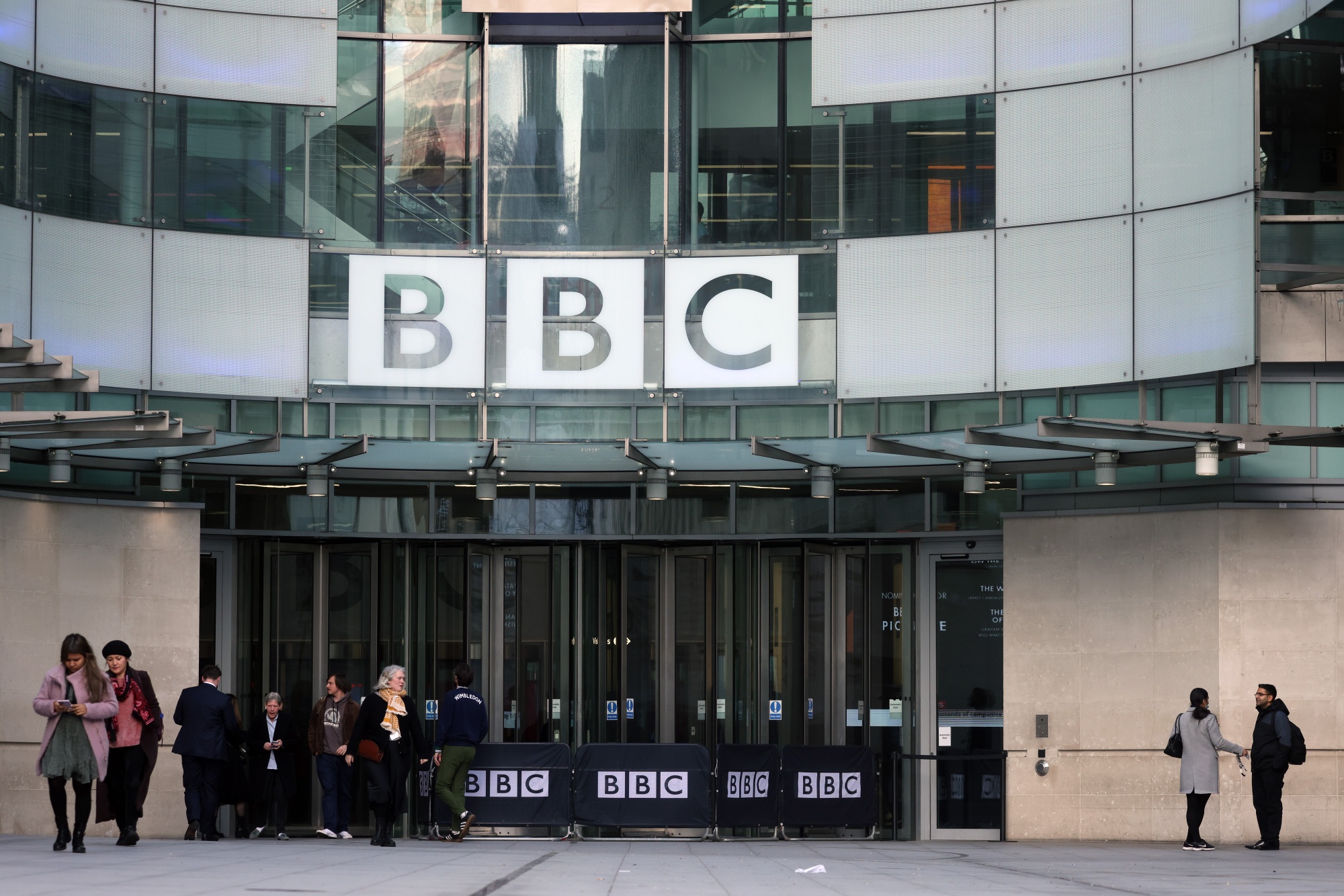 BBC Suspends Presenter Alleged to Have Paid for Sexual Photos picture picture