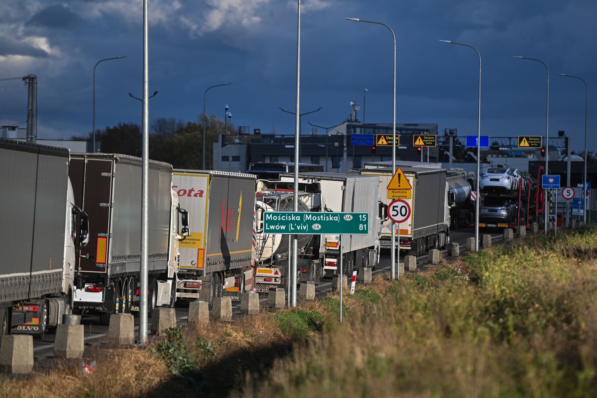 Polish truck drivers block main Polish Ukrainian border crossing