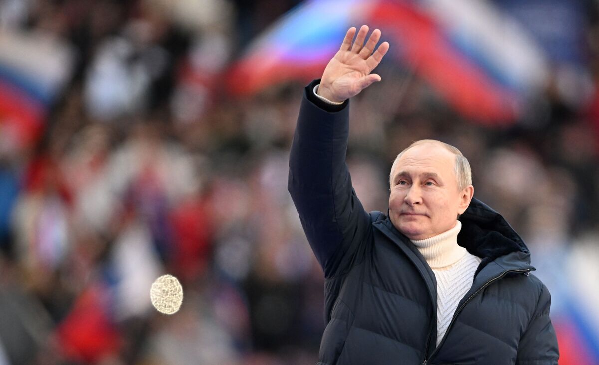 How Does Putin Stay So Popular While Losing the War in Ukraine?