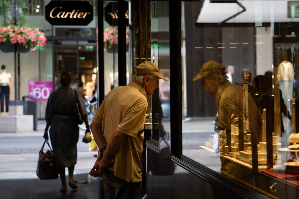 Swiss Inflation Unexpectedly Slows to 0.1% in Blow to SNB