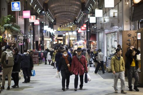 商店街を歩く買い物客(都内)