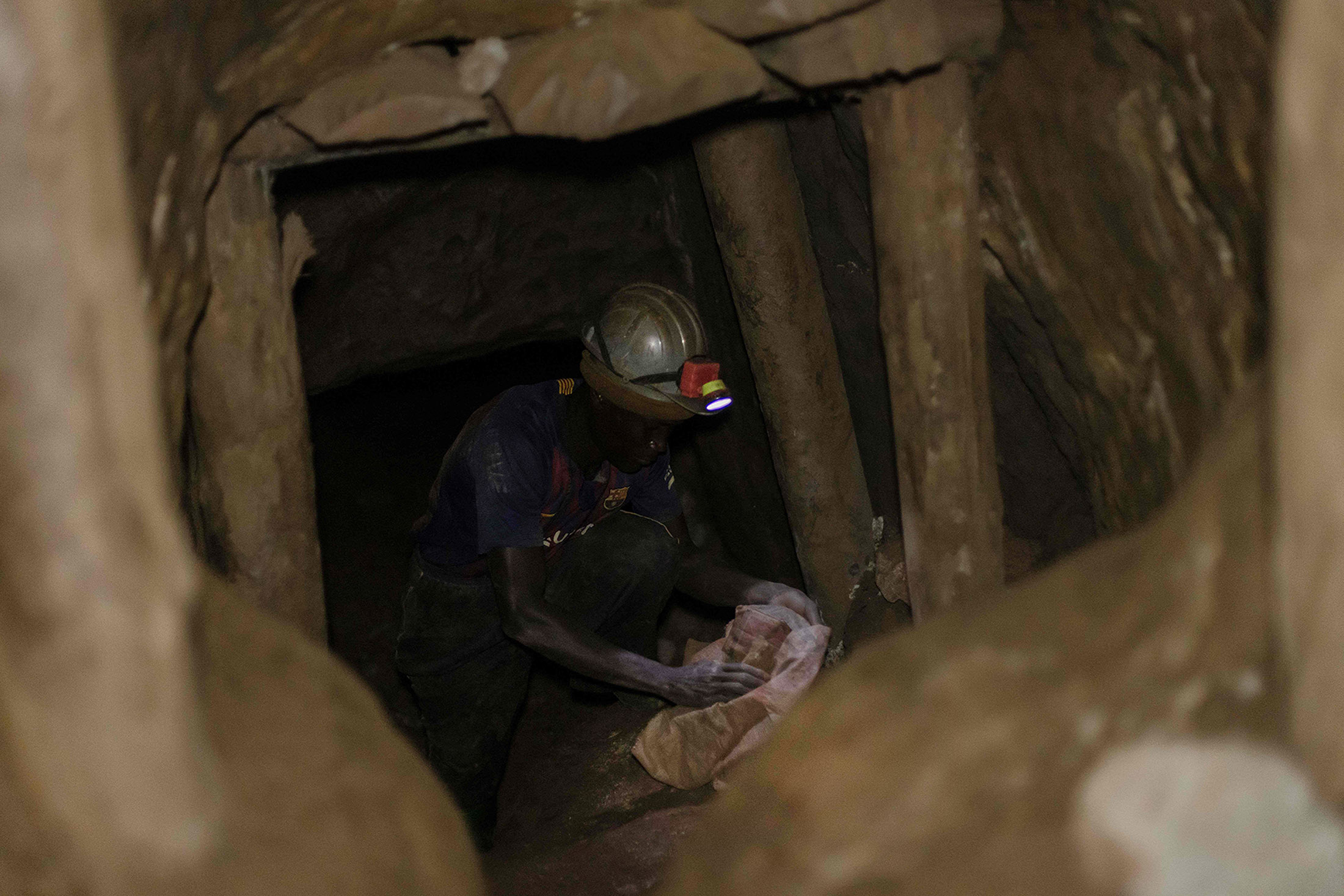 An artisanal miner in the Luhihi mine, situated 50 km from the city of Bukavu, in Democratic Republic of Congo, on Nov. 6. Photographer: Guerchom Ndebo/AFP