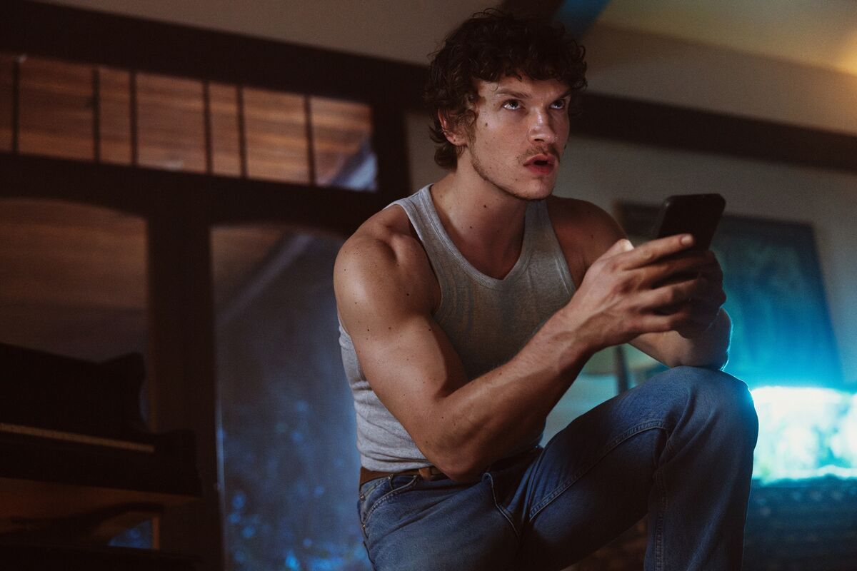 bloomberg.com - Kelcee Griffis - Verizon Stokes Wireless 'Heated Rivalry' With Connor Storrie Ad