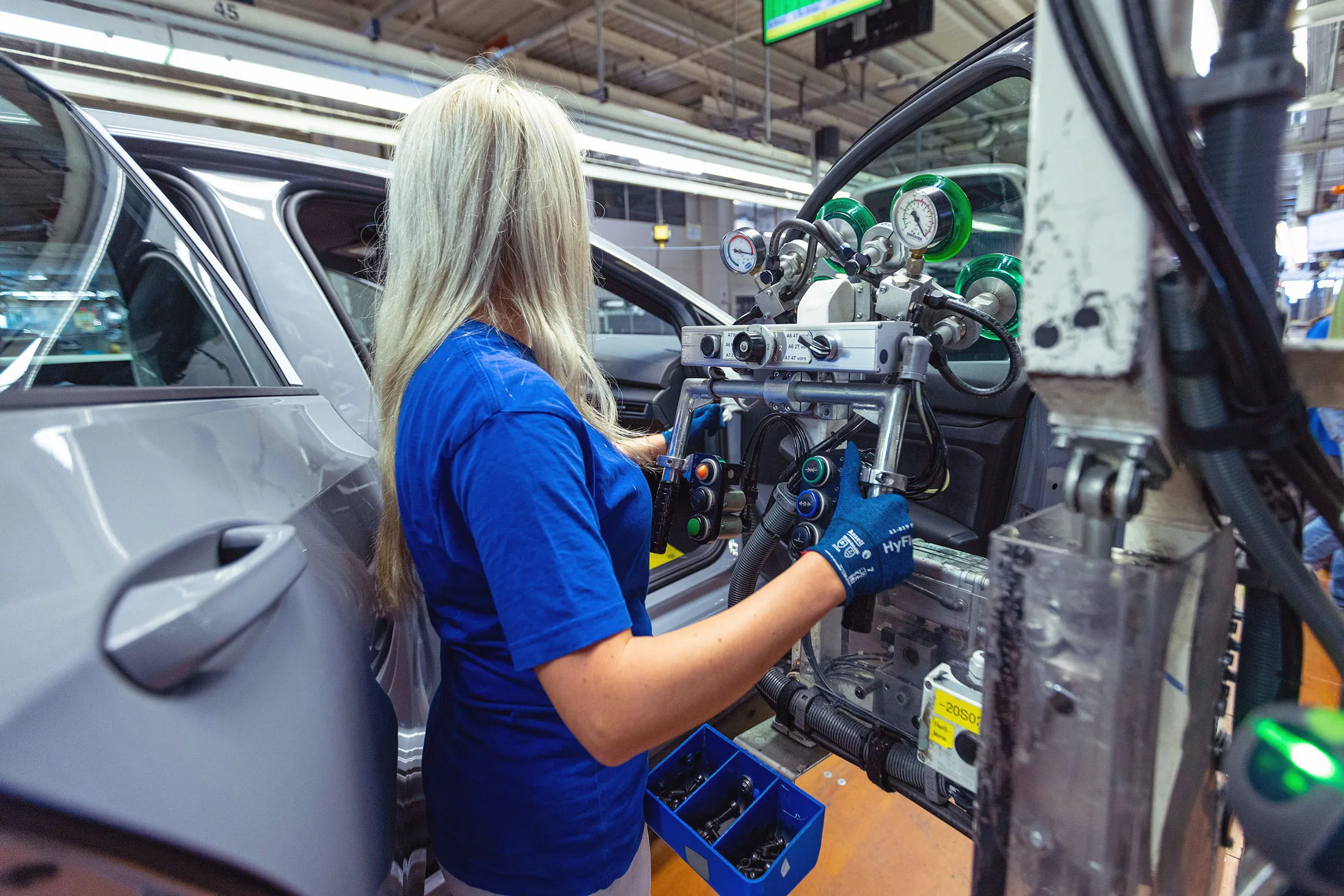 Germany’s economy contracted because of a drop in investment in equipment and buildings, according to the federal statistics agency.