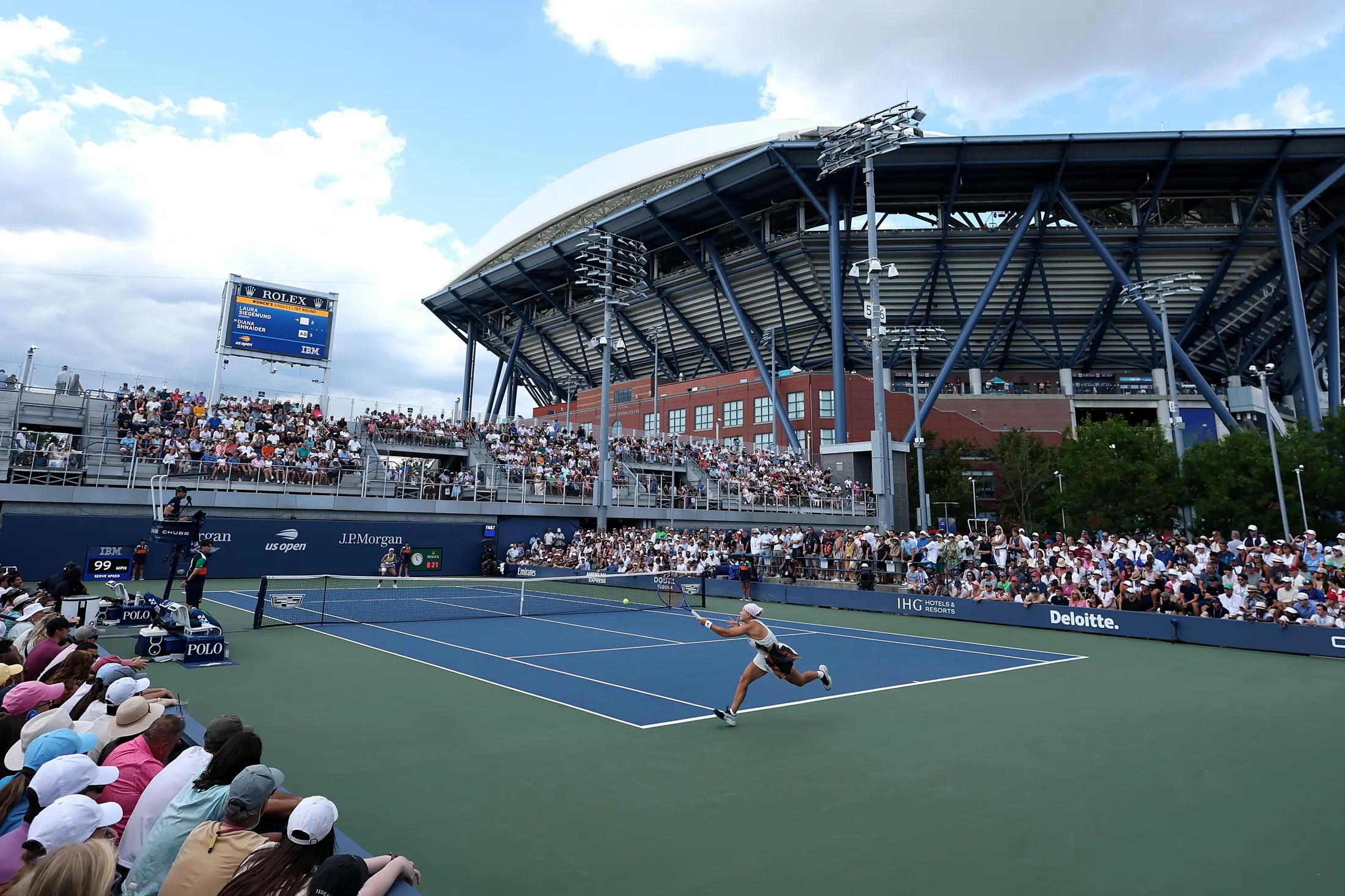 Diana Shnaider returns against Laura Siegemund&nbsp;during their first-round&nbsp;singles&nbsp;match on Day 3&nbsp;of the 2025 US Open.