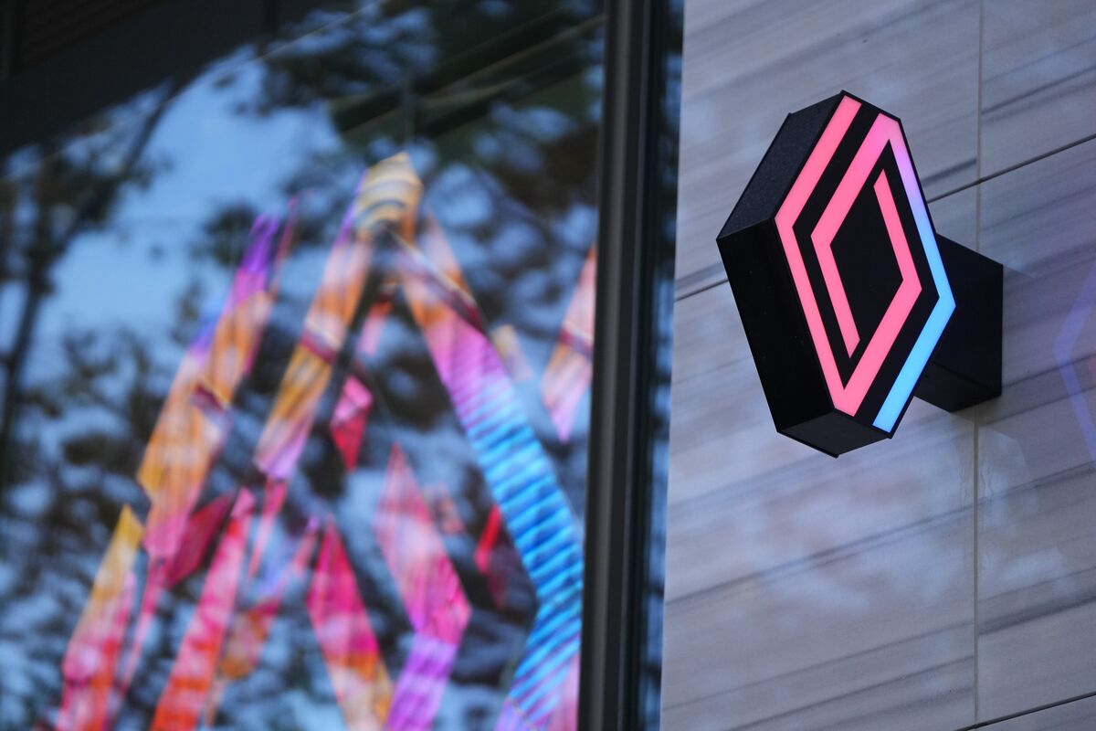 bloomberg.com - Albertina Torsoli - Automaker Renault Will Help France Develop Its Drone Industry