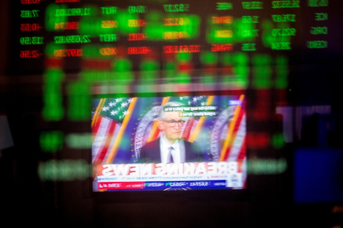 🟪"Il Rimbalzo Inaspettato del Mercato: Gli Investitori Comuni Prendono il Comando Mentre i Professionisti Fuggono"