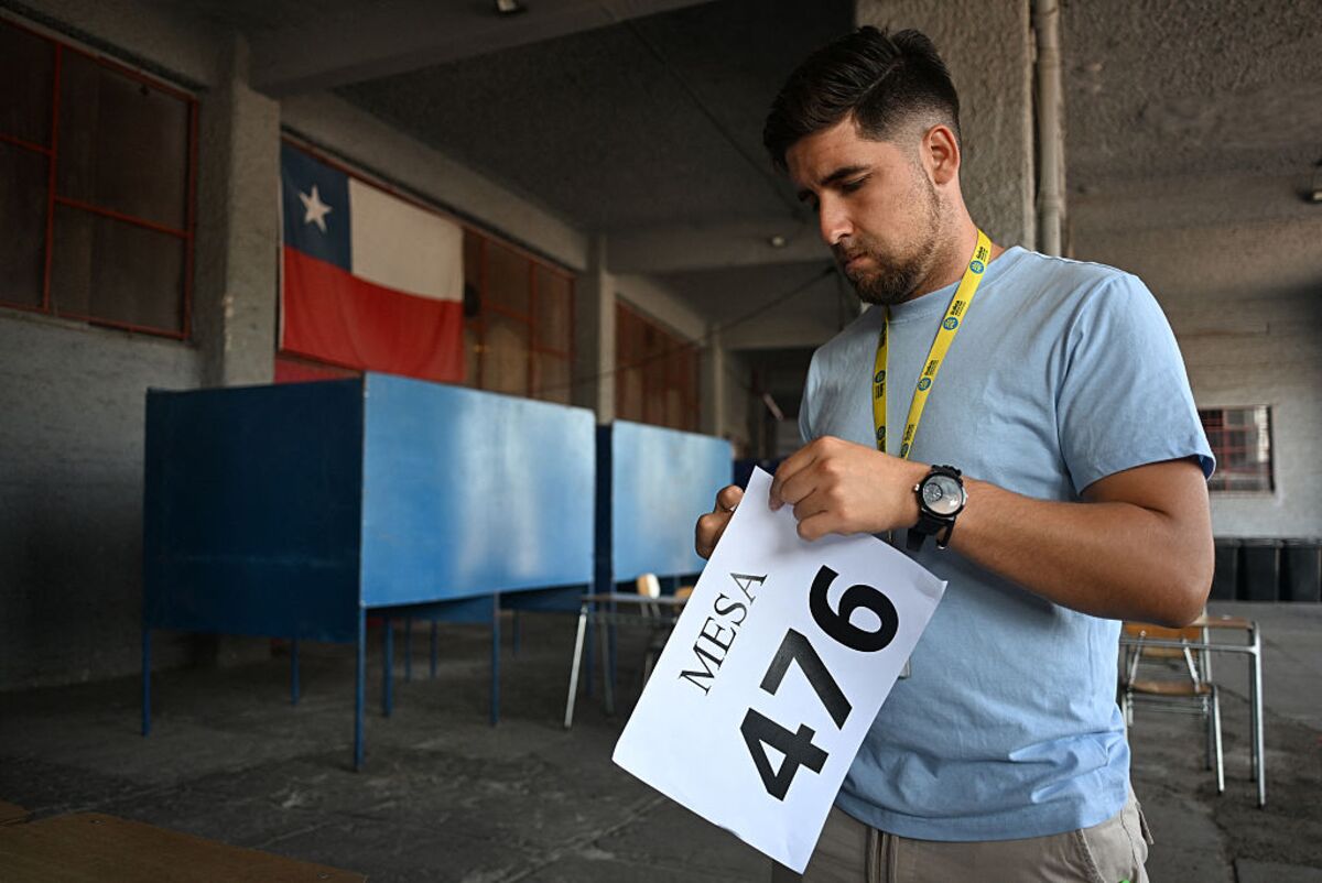 
                            Chile Holds Presidential Runoff With Right-Wing Poised to Clinch Power