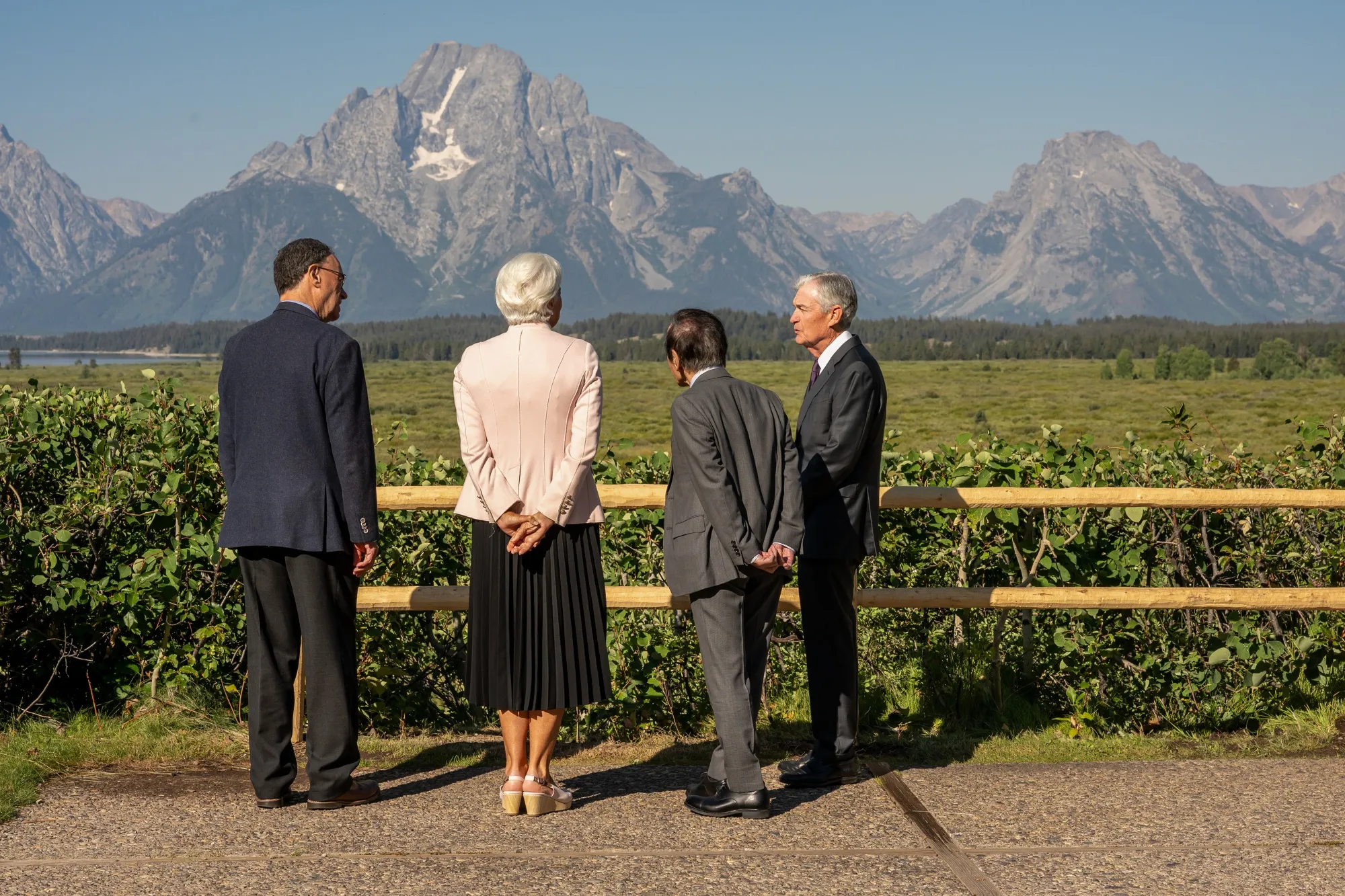 Fed Chair Jerome Powell, from right, BOJ Governor Kazuo Ueda, ECB President Christine Lagarde, and BOE Governor Andrew Bailey walk the grounds during the Kansas City Federal Reserve’s Jackson Hole Economic Policy Symposium in Moran, Wyoming, on Aug. 22.