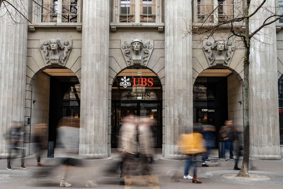 Credit Suisse-UBS Deal Is Regulators’ ‘Plan A,’ FT Says - Bloomberg