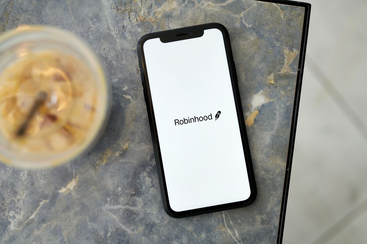 Robinhood, AppLovin, Emcor to Join S&amp;P 500 in Latest Rebalance