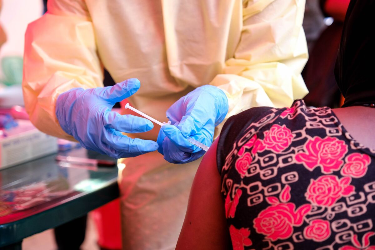 Vắc-xin Ebola có thể cần nhiều tháng trước khi thử nghiệm trên người