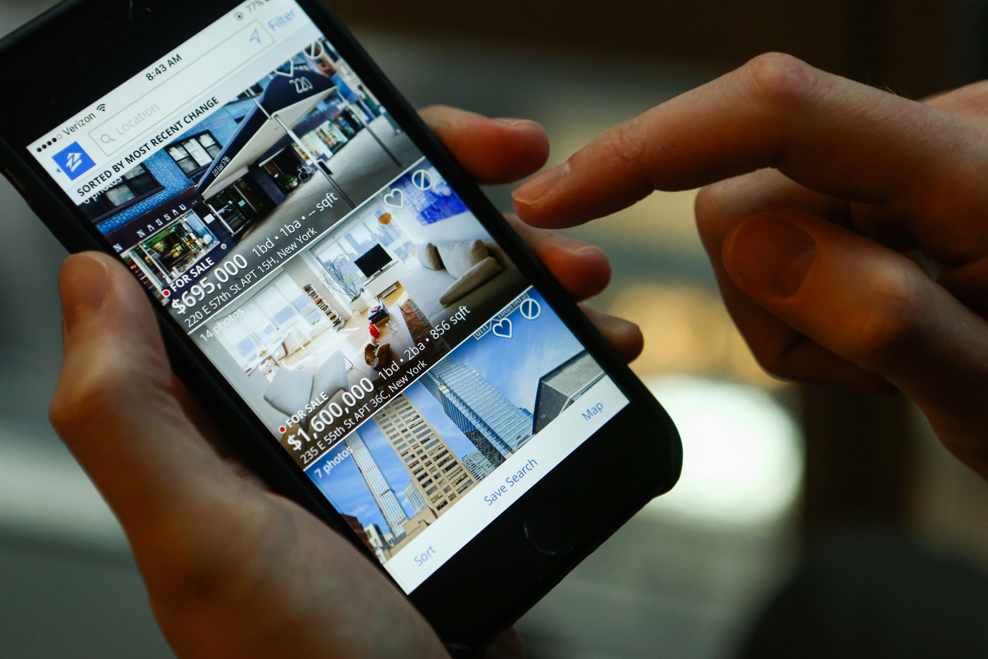 Zillow Shares Fall After Forecasting HomeFlipping Losses Bloomberg