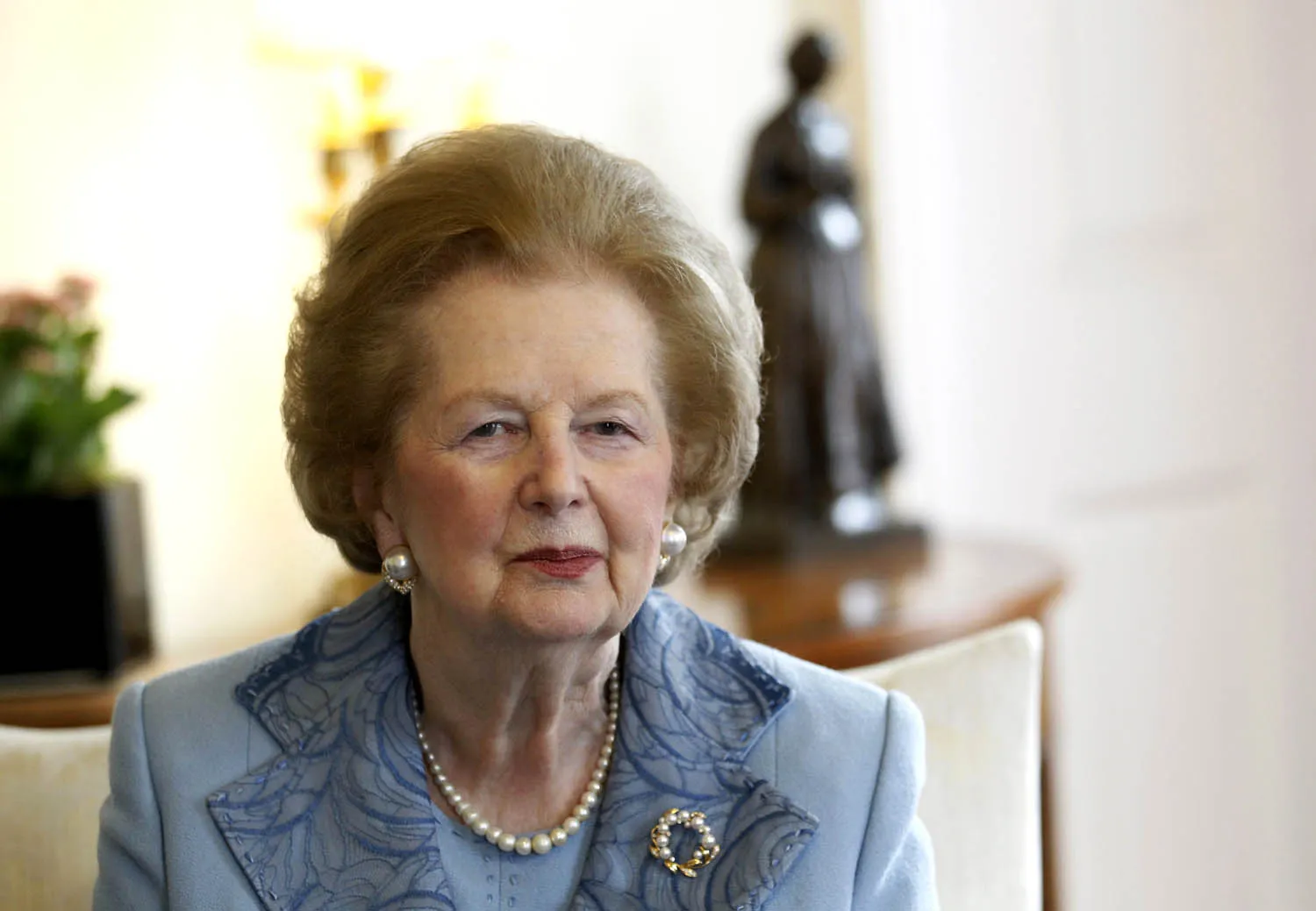 サッチャー元英首相が死去、87歳－妥協知らずの「鉄の女」 - Bloomberg
