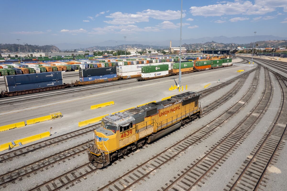 Trump Offers Support for Union Pacific, Norfolk Southern Deal