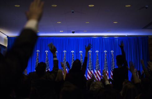 トランプ会見で質問のため手を上げる記者団