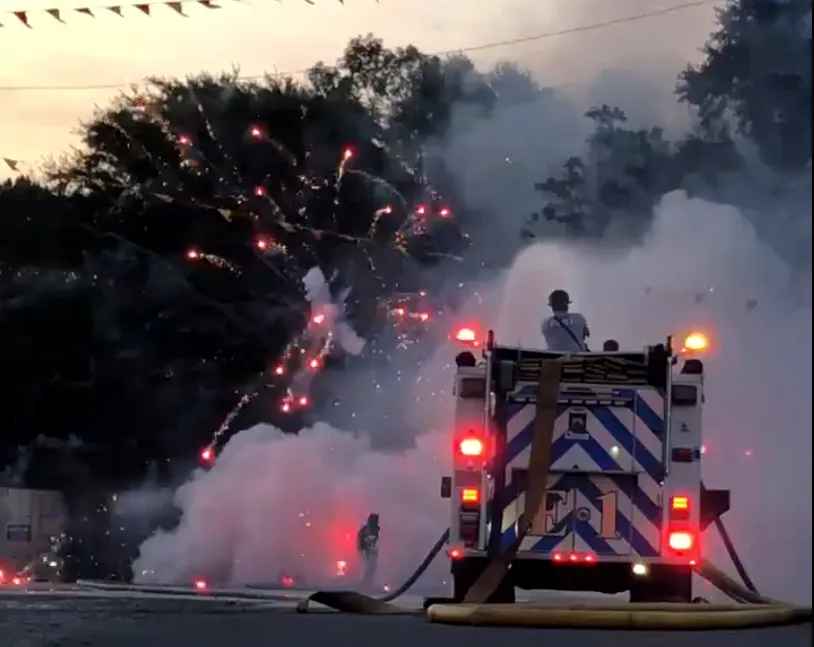 Firework Sc&tech Carolina Fire Crew Dodges Rockets as Store Fireworks Explode - Bloomberg