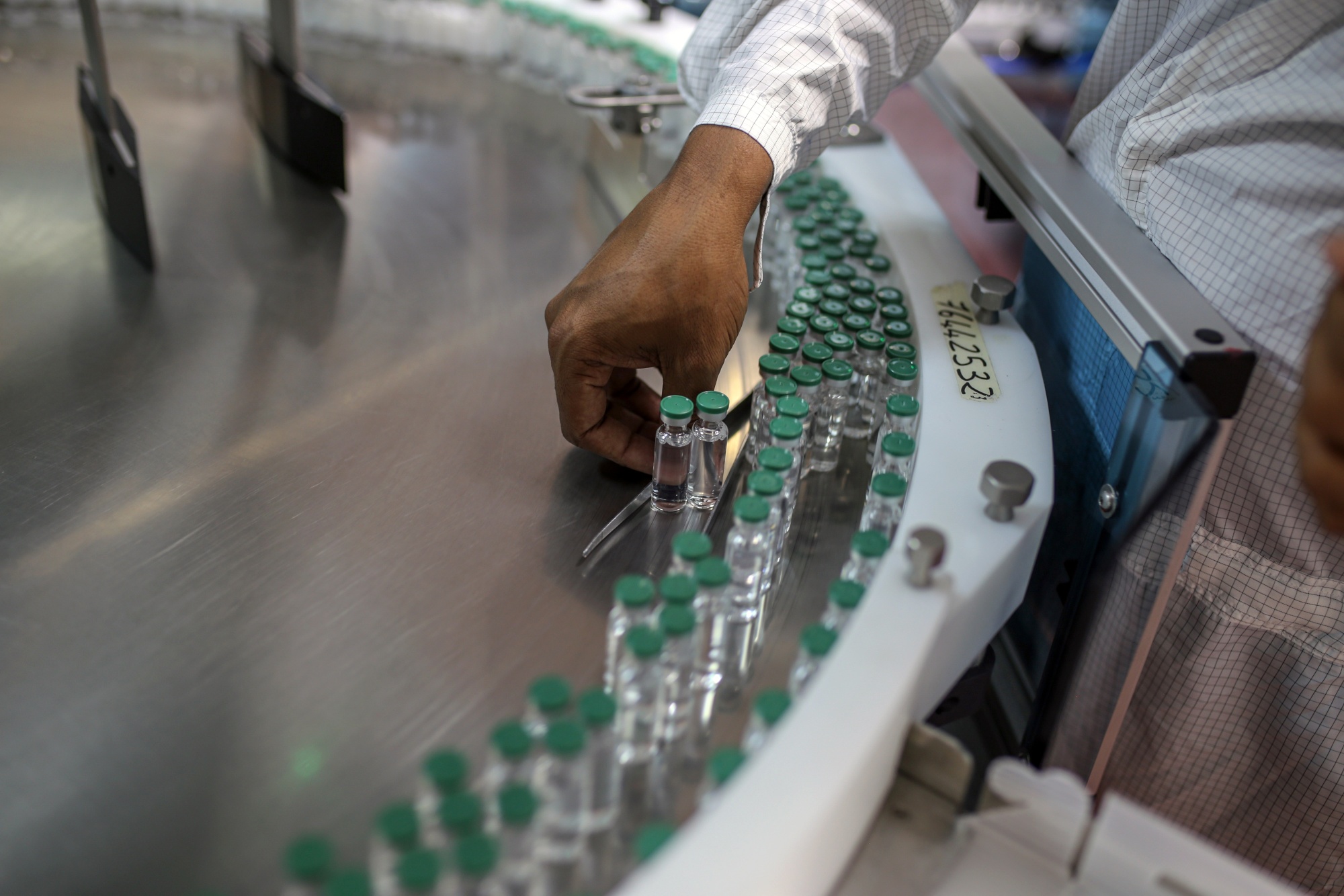 India S Biggest Serum Vaccine Order Covered Just 4 Of People Bloomberg