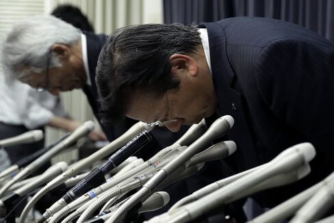 Tetsuro Aikawa, CEO of Mitsubishi Motors Corp., right, in Tokyo on April 20.
