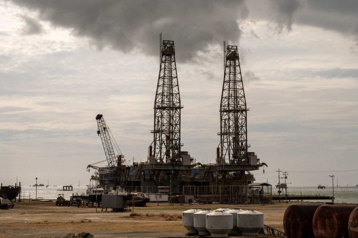 bloomberg.com - US Allows Some Oil Companies to Produce Oil, Gas in Venezuela