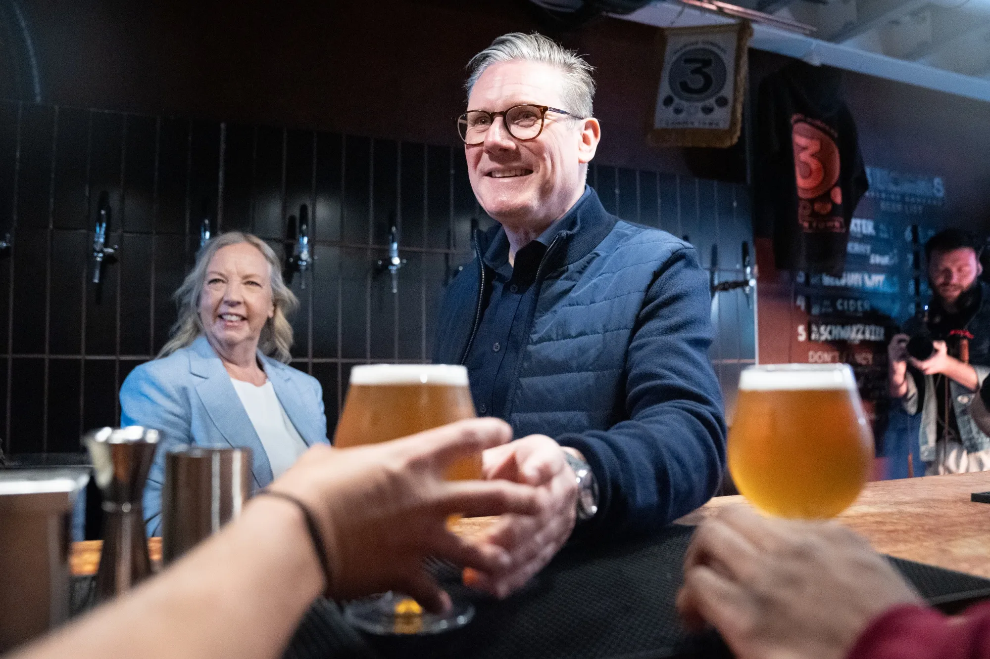 Keir Starmer helps to serve drinks in Camden in north London,&nbsp;June 8.