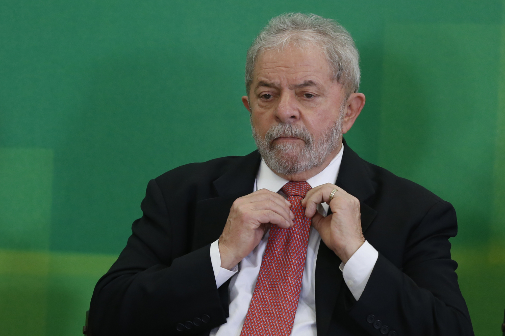 Lula Hunkers Down in Union Office After Arrest Deadline Passes