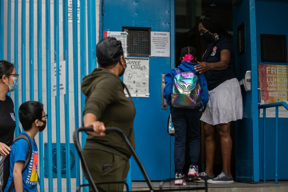 De Blasio Warns NYC Parents All Schools May Close Monday - Bloomberg