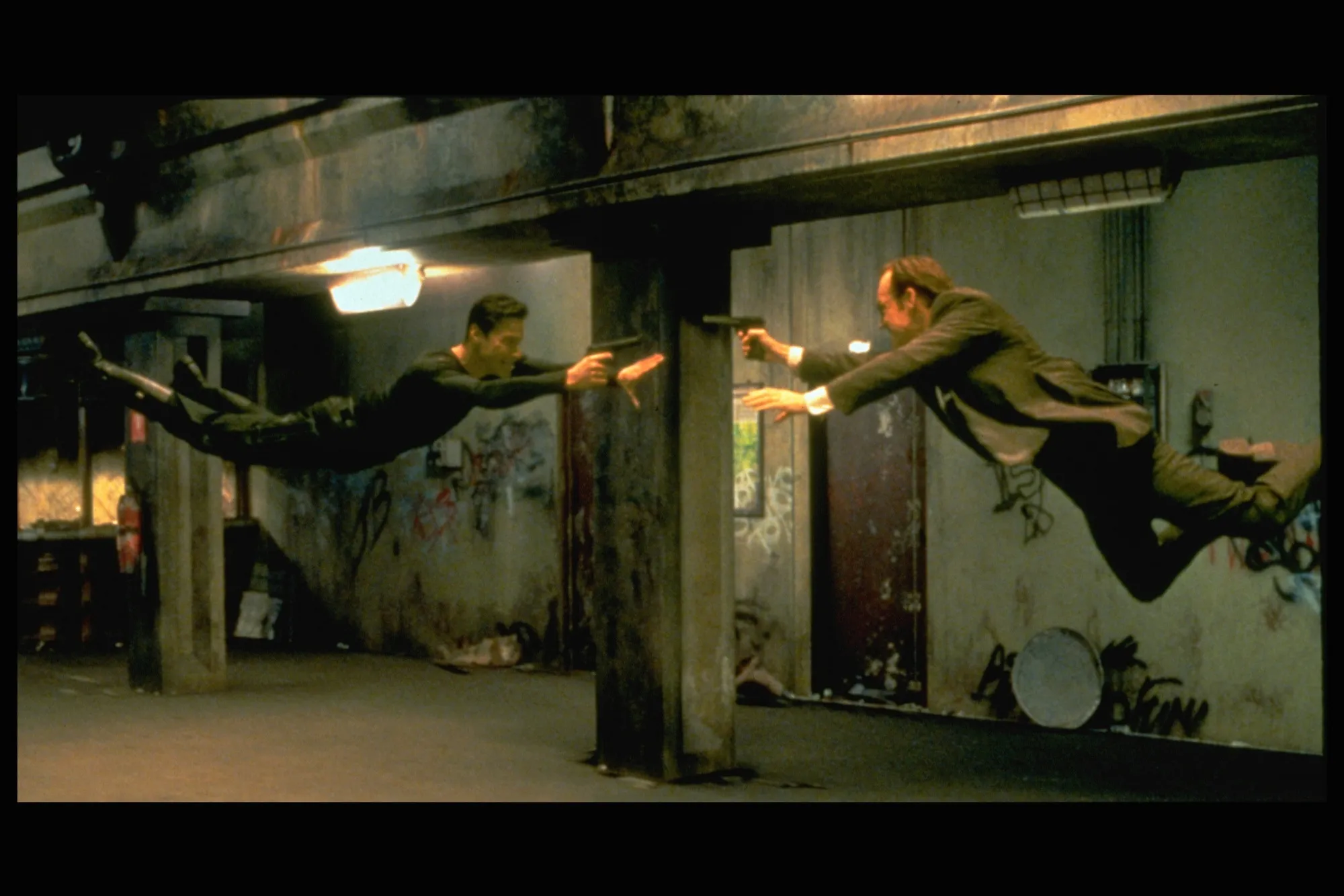 Keanu Reeves and Hugo Weaving in a scene from the&nbsp;1999 movie The Matrix.