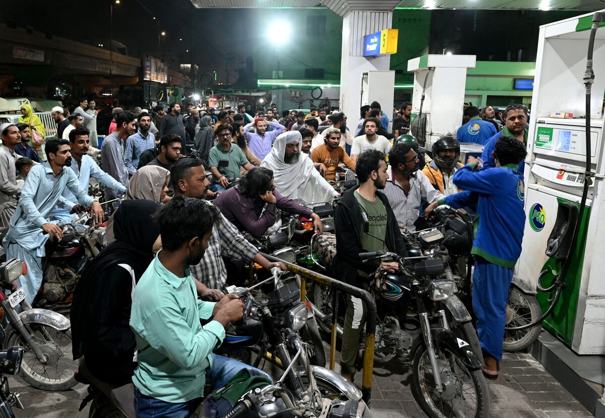 Gas, Diesel, Jet Fuel Prices Climb as Iran War Chokes Supplies - Bloomberg