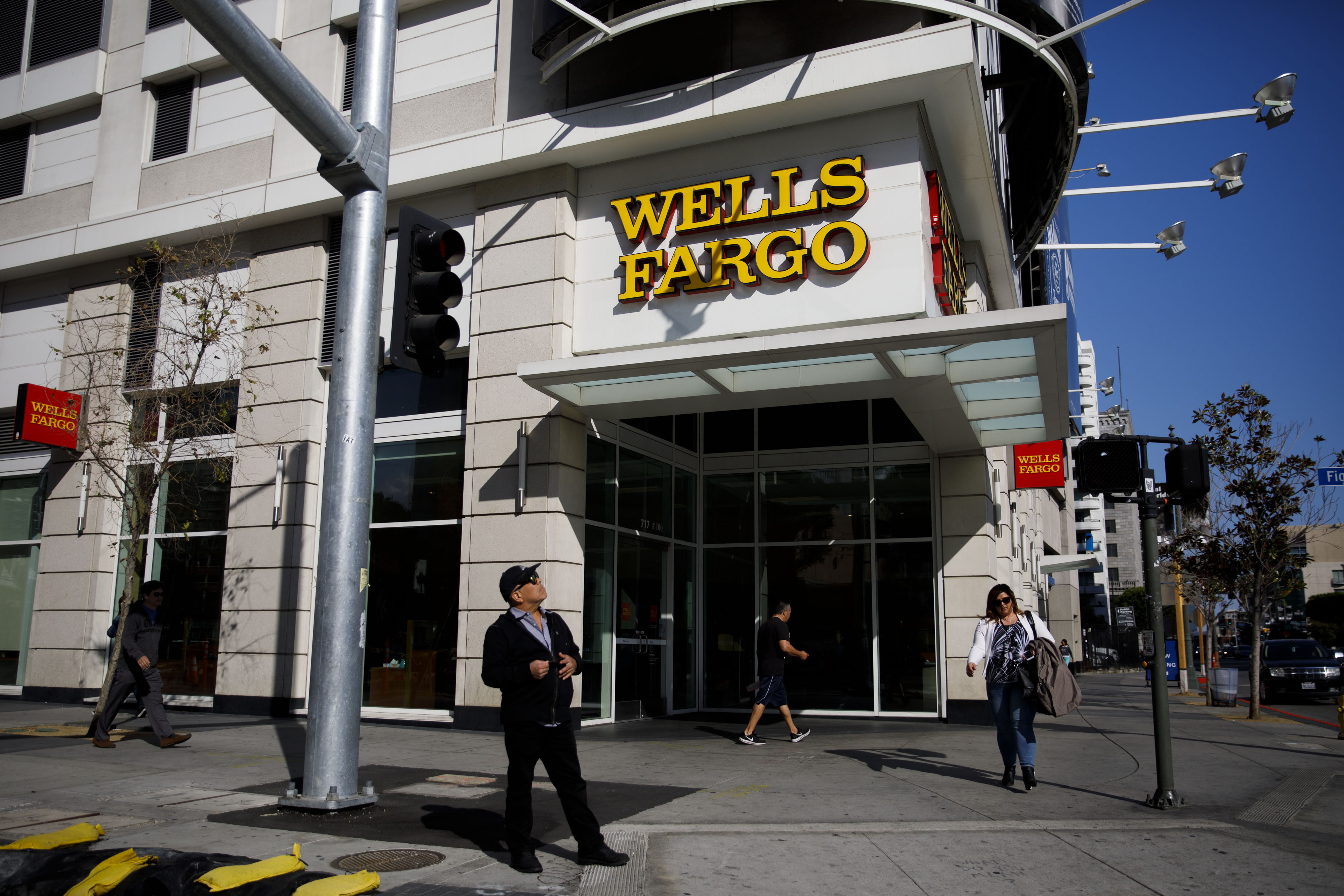Wells Fargo Hires Outsider to Run Western Branches After Scandal