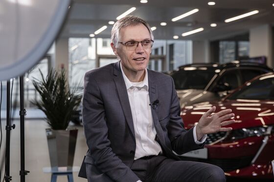 Fiat-Peugeot Talks Signal Growing Pressure on Car Industry