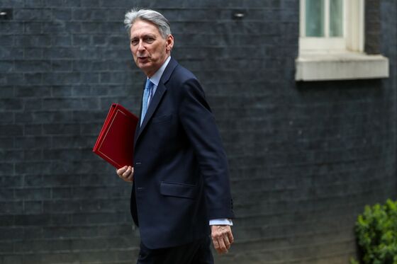 Hammond Warns U.K. Tory Leadership Hopefuls Over No-Deal Brexit