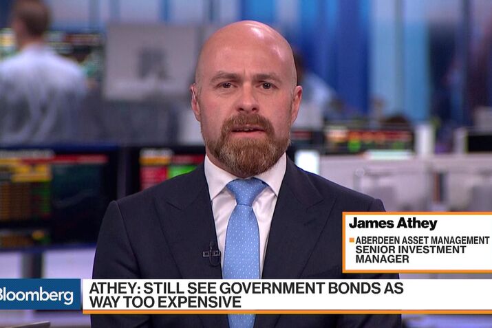 Most Crowded FX Trade Triggers Warning of Pain for Hedge Funds